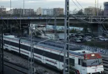 Tren de cercanías saliendo de Valencia