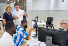 Paneles y personal en un centro Labora con tecnología para traducción e interpretación simultánea con IA