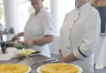 Participante en un concurso de tortilla de patata en Alicante Gastronómica