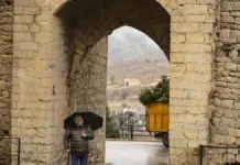 Hombre con paraguas bajo la lluvia en Morella (Castellón)