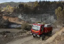 Zona incendiada de Segorbe con vegetación calcinada y humo tras el fuego