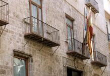 El Consell defiende que su reforma fiscal ha ahorrado 485,6 millones a los valencianos desde 2023 El ahorro alcanza los 306,2 millones de euros en el Impuesto sobre Sucesiones y Donaciones, los 67,4 millones en Transmisiones Patrimoniales y los 112 millones mediante las deducciones autonómicas del IRPF. La reforma se ha ampliado este año con nuevas bonificaciones y una reducción de tipos. Sucesiones y Donaciones concentran más de 306 millones de ahorro En el Impuesto sobre Sucesiones, el ahorro acumulado entre enero de 2024 y julio de 2026 asciende a 288 millones de euros. Solo entre enero y julio de 2026, la diferencia respecto al marco fiscal anterior fue de 77,9 millones. Antes de la reforma, los ciudadanos ingresaban una media de 85,2 millones de euros entre enero y julio. En el mismo periodo de 2026, esa cantidad se redujo hasta los 7,3 millones. Por provincias, Alicante registró 4.907 declaraciones con cuota positiva y una recaudación de 1,9 millones, frente a una media anterior de 28,4 millones. En Castellón, la diferencia alcanzó los 8,3 millones, mientras que en Valencia la cuota global pasó de 47,8 a 4,7 millones. La reducción de la carga fiscal, sumada a los 210,1 millones ahorrados en 2024 y 2025, eleva el ahorro estimado a 288 millones. Alicante concentra 88,8 millones, Castellón 30,8 millones y Valencia 168,4 millones. El número total de herederos que presentaron declaración se redujo un 0,4 % respecto a la media de los tres últimos años del anterior marco fiscal. Sin embargo, los declarantes que pagaron alguna cantidad aumentaron un 44,3 % entre enero y julio de 2026. Al mismo tiempo, la cuota media se redujo un 47 %, al pasar de 11.456 a 6.072 euros. La evolución se produce en un contexto de descenso de las defunciones tras la pandemia. Las donaciones crecen un 65 % tras los cambios fiscales Las donaciones entre los grupos I y II también han aumentado de forma notable. Entre enero y julio de 2026 se registraron 40.383 operaciones, frente a una media de 24.440 en el anterior marco tributario, lo que supone un incremento del 65,23 %. De esos declarantes, solo 5.206 ingresaron alguna cantidad. La recaudación media de estos grupos era de 9,2 millones de euros en el periodo 2021-2023 y se redujo a 1,6 millones entre enero y julio de 2026. La cuota media resultante pasó de 5.301 a 306 euros. Esta reducción, junto con los 10,6 millones de ahorro registrados en 2024 y 2025, sitúa el ahorro total estimado en Donaciones en 18,2 millones de euros. Alicante acumula un ahorro de 9,3 millones, Valencia 7 millones y Castellón 1,9 millones. Además, las bases liquidables han incrementado considerablemente su valor, lo que supone una mayor movilización de activos. Desde el 1 de junio de 2026 también está en vigor una bonificación del 25 % para las transmisiones entre hermanos y sobrinos. Su impacto todavía es inicial y será más visible conforme avance el calendario de presentación de declaraciones. La reforma fiscal beneficia a jóvenes y otros colectivos en Transmisiones Entre enero de 2024 y julio de 2026 se presentaron 48.378 declaraciones acogidas a las nuevas tarifas del Impuesto sobre Transmisiones Patrimoniales. Los contribuyentes ingresaron 200,7 millones de euros, frente a los 268,1 millones que habrían abonado con las tarifas anteriores. El ahorro total alcanzó así los 67,4 millones de euros, con una media de 1.393 euros por declaración. Alicante registró un ahorro medio de 1.362 euros, Castellón de 1.241 y Valencia de 1.464 euros. La tarifa más utilizada fue la dirigida a jóvenes que compran su primera vivienda habitual. Se presentaron 34.648 declaraciones y el ahorro medio fue de 1.527 euros por contribuyente. En Alicante, 12.513 contribuyentes ahorraron en conjunto 18,6 millones de euros. En Castellón fueron 5.081, con un ahorro de 7,1 millones, y en Valencia 17.054, con un ahorro total de 27,2 millones. También se beneficiaron de las nuevas tarifas las personas con discapacidad, las familias numerosas y monoparentales, las mujeres víctimas de violencia de género y los compradores de viviendas de protección oficial. La reforma incluye además la adquisición de parcelas con vocación agraria. La bajada del ITPAJD ya suma 27,3 millones de ahorro Desde el 1 de junio de 2026, la reducción del tipo general en el ITPAJD ha supuesto un ahorro de 27,3 millones de euros para los declarantes del modelo 600. De esa cantidad, 22,5 millones corresponden a la tarifa de compraventa de viviendas, la más utilizada. El ahorro medio por declarante alcanza los 1.215 euros. Alicante y Valencia registran un ahorro medio de 1.286 y 1.233 euros, respectivamente. En Castellón, la media se sitúa en 877 euros, una diferencia vinculada a los distintos precios de la vivienda entre provincias. Las nuevas deducciones del IRPF ahorran 112 millones La reforma fiscal del Consell también incorporó a finales de 2023 nuevas deducciones autonómicas en el IRPF por gastos relacionados con la práctica deportiva y por determinados gastos sanitarios y de asistencia. Tras la dana del 29 de octubre de 2024 se añadieron otras deducciones por gastos de reparación de la vivienda habitual afectada y por inversiones en entidades que desarrollan su actividad económica en los municipios dañados. En conjunto, estas deducciones han supuesto un ahorro de 112 millones de euros para la ciudadanía valenciana. Por cuantía, destacan las relacionadas con determinados gastos de salud y con la práctica deportiva.
