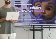 Marcos Valera, CEO y cofundador de Healthmate, junto a una presentación sobre una IA para pacientes y clínicas.