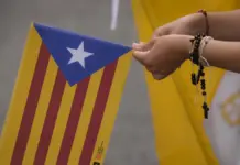 La Delegación del Gobierno niega incautaciones de esteladas en el Elche-Barcelona y abre una investigación Persona sosteniendo una bandera “estelada” en una imagen de archivo.