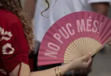 El calor deja 96 muertes en una semana y dispara la mortalidad en la Comunitat Valenciana Mujer combatiendo el calor con un abanico