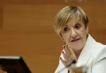 La Generalitat quiere usar 1,6 millones europeos para recuperar la zona del incendio de Castellón Marián Cano, consellera, en una imagen de archivo, junto a la información del incendio en Castellón