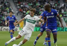 Elche y Toulouse cierran la pretemporada ilicitana antes del debut en Liga David Affengruber (Elche) disputa un balón con Allan Nyom (Getafe) en el partido
