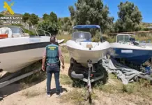 Agentes de la Guardia Civil junto a un detenido en San Vicente del Raspeig durante una operación contra vehículos robados