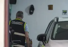 Agentes en una operación policial con autoridades y evidencias durante la Operación Salem en España.