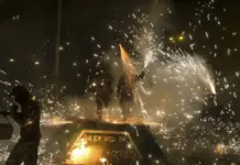 Participantes en una guerra de carretillas al final de la Nit de l’Albà en Elche