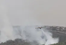 Medios aéreos sobre el incendio en Tírig, en Castellón.