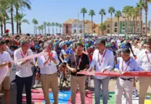El president de la Generalitat, Juanfran Pérez Llorca, en la salida de la novena etapa de la Vuelta.