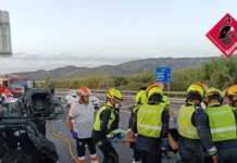 Bomberos trabajan en la excarcelación de víctimas tras un accidente en la AP-7 en Ondara