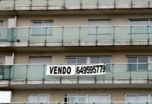 Cartel de venta de una vivienda en València, en una imagen de archivo