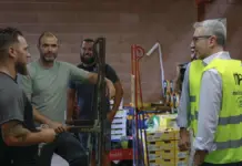 Arcadi España conversa con trabajadores durante su visita a las instalaciones de Mercalicante