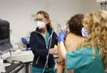 Sanidad impulsa un plan pionero para mejorar la atención al dolor crónico en la Comunitat Valenciana Profesionales sanitarios junto a un documento sobre el plan para la atención del dolor en la Comunitat Valenciana.