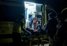Servicios de emergencia atienden a una persona herida durante la “guerra de carretillas” en la Nit de l’Albà de Elche