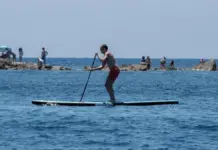 Hombre practicando paddle surf en aguas de la isla de Tabarca, Alicante