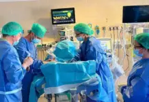Bebé prematuro en un entorno sanitario, asociado al tratamiento de la retinopatía en Elche.