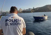 Policía Local revisa una patera localizada a la deriva entre la cala del Tío Ximo y Punta Cavall en Benidorm.