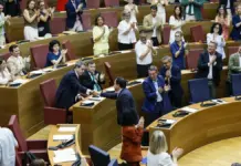 El president de la Generalitat saluda a José María Llanos, síndic de Vox, en Les Corts.
