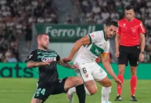 Acción de un partido entre Elche y Real Betis en el estadio Martínez Valero.