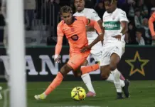 Lamine Yamal del FC Barcelona disputa el balón ante John Donald en el estadio Martínez Valero
