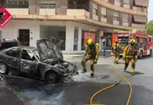 Vehículo ardiendo en una calle de Novelda (Alicante) con ocupantes que salen sin heridos