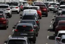 Un camión volcado colapsa la A-7 en Benifaió con 6 kilómetros de atasco hacia Alicante Retención de vehículos en la A-7, a la altura de Benifaió (Valencia)