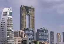 Vista de Benidorm con edificios y mar al fondo