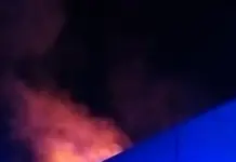 Bomberos en la zona de un incendio en una fábrica textil en Cocentaina