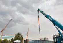 Contenedores descargados en el puerto de Valencia para el centro de protonterapia