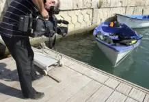 Patera sin ocupantes grabada por una cámara en la cala del Tío Ximo, Benidorm