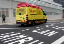 Un hombre, hospitalizado tras sufrir una parada cardiorrespiratoria en un incendio en Altea Ambulancia llega al Hospital Clínico de València tras un incidente con parada cardiorrespiratoria
