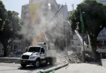 Trabajadores retiran escombros del edificio de la Lotería de Risaralda en Pereira tras el terremoto