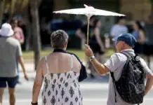 Varias personas se protegen del sol en una imagen de archivo