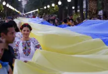Residentes ucranianos despliegan una bandera de 100 metros como protesta por los bombardeos en Ucrania.