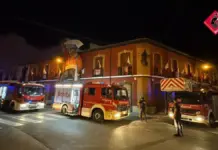 Un incendio en un local festero de Villena obliga a movilizar a 20 bomberos pero no deja heridos Bomberos trabajando en la extinción de un incendio en un local de fiestas en Villena