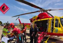 Helicóptero durante el rescate de cuatro senderistas deshidratados en el barranco de la Encantada