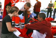 Una patera con siete migrantes llega a plena luz del día a una playa de Santa Pola Personal de Cruz Roja atiende a inmigrantes rescatados de una patera en el puerto de Santa Pola