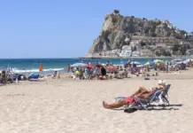 Turistas en la playa de Poniente de Benidorm