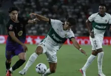 Gonzalo Villar del Elche disputa un balón con Xavi Espart del Barcelona en un partido de LaLiga