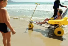 Silla anfibia en una playa de la provincia de Alicante