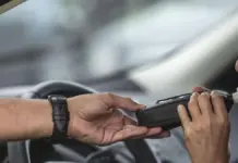 Conductora realiza la prueba de alcoholemia mientras agentes toman medidas