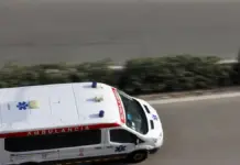 Ambulancia circulando por una carretera