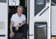 Enrique Rita habla junto a una autocaravana, con el eclipse como tema central del reportaje.