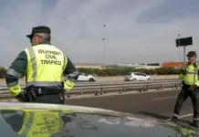 Patrulla de la Guardia Civil de Tráfico realizando un control de velocidad en la autovía V-31