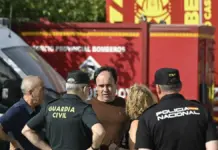 Juanfran Pérez Llorca en un PMA del incendio de Tírig junto a la delegada del Gobierno y mandos de Policía y Guardia Civil.