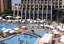 Turistas descansando en las piscinas de un hotel en Benidorm