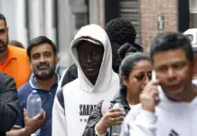 Personas haciendo cola a las puertas de la Oficina de Atención a la Ciudadanía en Elche